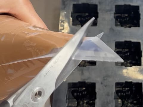 Entremets indivuduali al cioccolato con caramello alla banana e arachidi - 75