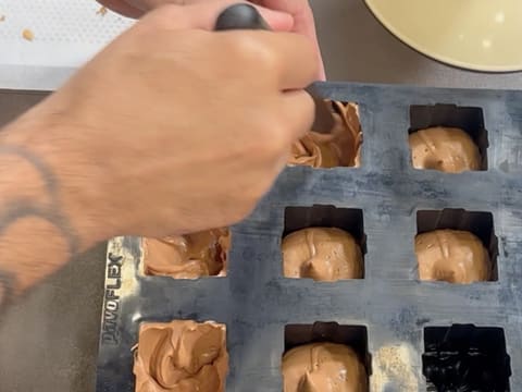 Entremets indivuduali al cioccolato con caramello alla banana e arachidi - 77