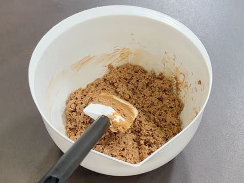 Entremets indivuduali al cioccolato con caramello alla banana e arachidi - 8