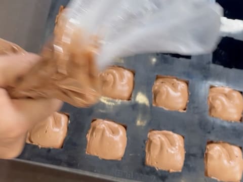 Entremets indivuduali al cioccolato con caramello alla banana e arachidi - 80