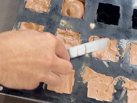 Entremets indivuduali al cioccolato con caramello alla banana e arachidi - 82