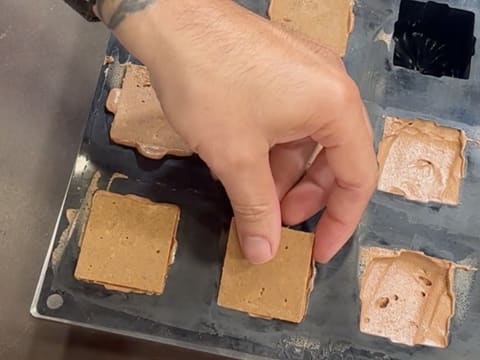 Entremets indivuduali al cioccolato con caramello alla banana e arachidi - 83