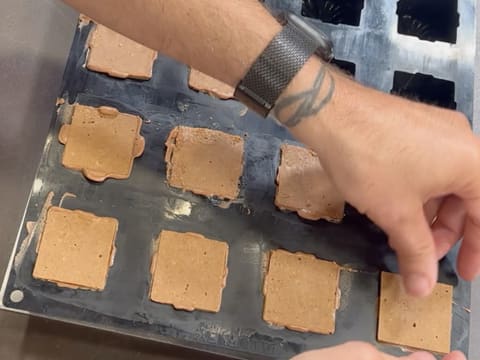 Entremets indivuduali al cioccolato con caramello alla banana e arachidi - 84