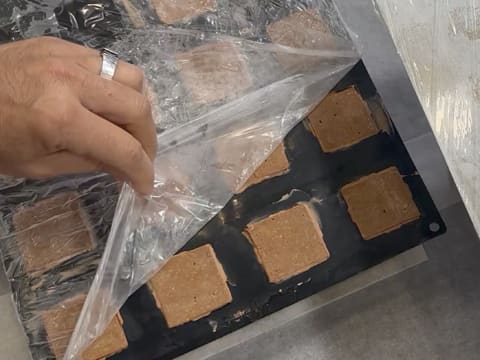 Entremets indivuduali al cioccolato con caramello alla banana e arachidi - 86