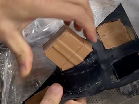 Entremets indivuduali al cioccolato con caramello alla banana e arachidi - 87