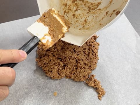 Entremets indivuduali al cioccolato con caramello alla banana e arachidi - 9