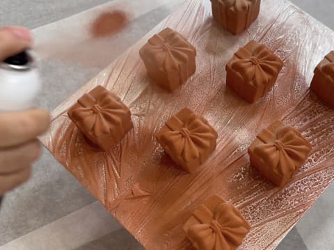 Entremets indivuduali al cioccolato con caramello alla banana e arachidi - 91