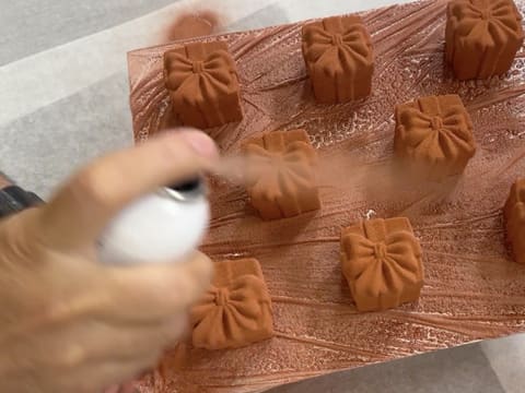 Entremets indivuduali al cioccolato con caramello alla banana e arachidi - 92