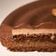 Entremets al cioccolato fondente e pralinato alla vaniglia e noci pecan