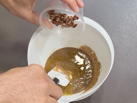 Entremets al cioccolato fondente e pralinato alla vaniglia e noci pecan - 35
