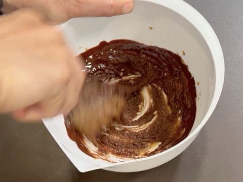 Entremets al cioccolato fondente e pralinato alla vaniglia e noci pecan - 65
