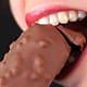 Gelato a stecco al cioccolato e mandorle