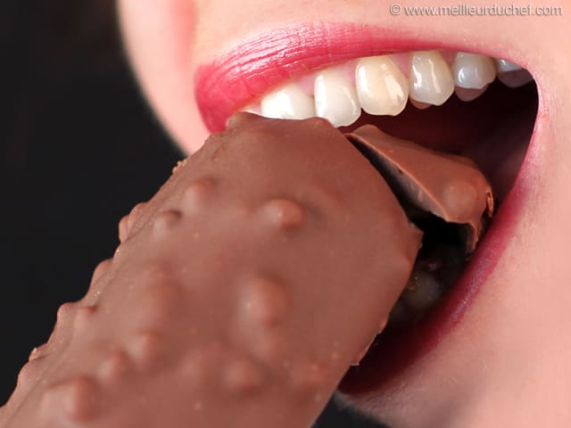 Gelato a stecco al cioccolato e mandorle