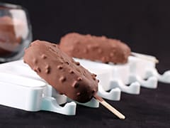 Gelato a stecco al cioccolato e mandorle