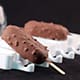 Gelato a stecco al cioccolato e mandorle