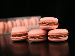 Macaron ai lamponi farciti al cioccolato