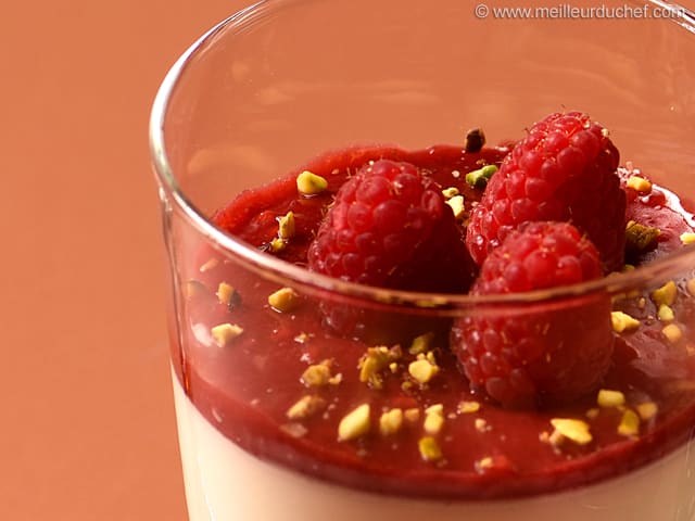 Panna cotta con coulis di frutti rossi