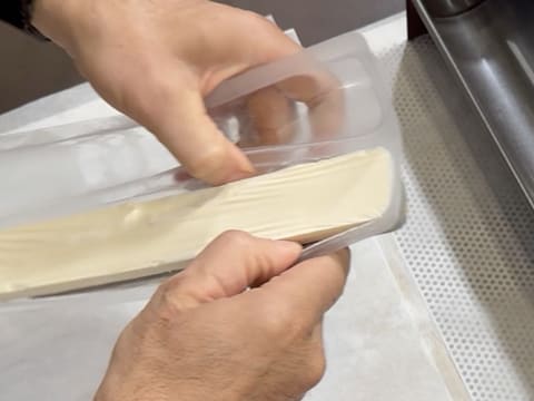 Tronchetto di Natale all'Ananas, Cocco e Pralinato al Sesamo Nero - 125