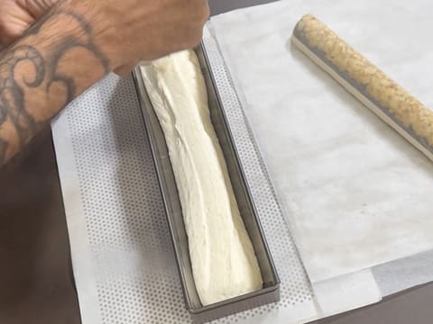 Tronchetto di Natale all'Ananas, Cocco e Pralinato al Sesamo Nero - 128