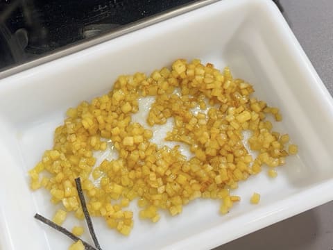 Tronchetto di Natale all'Ananas, Cocco e Pralinato al Sesamo Nero - 80