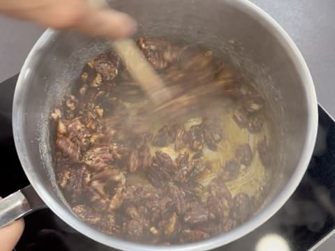 Tronchetto di Natale con vaniglia, caramello e noci pecan - 11